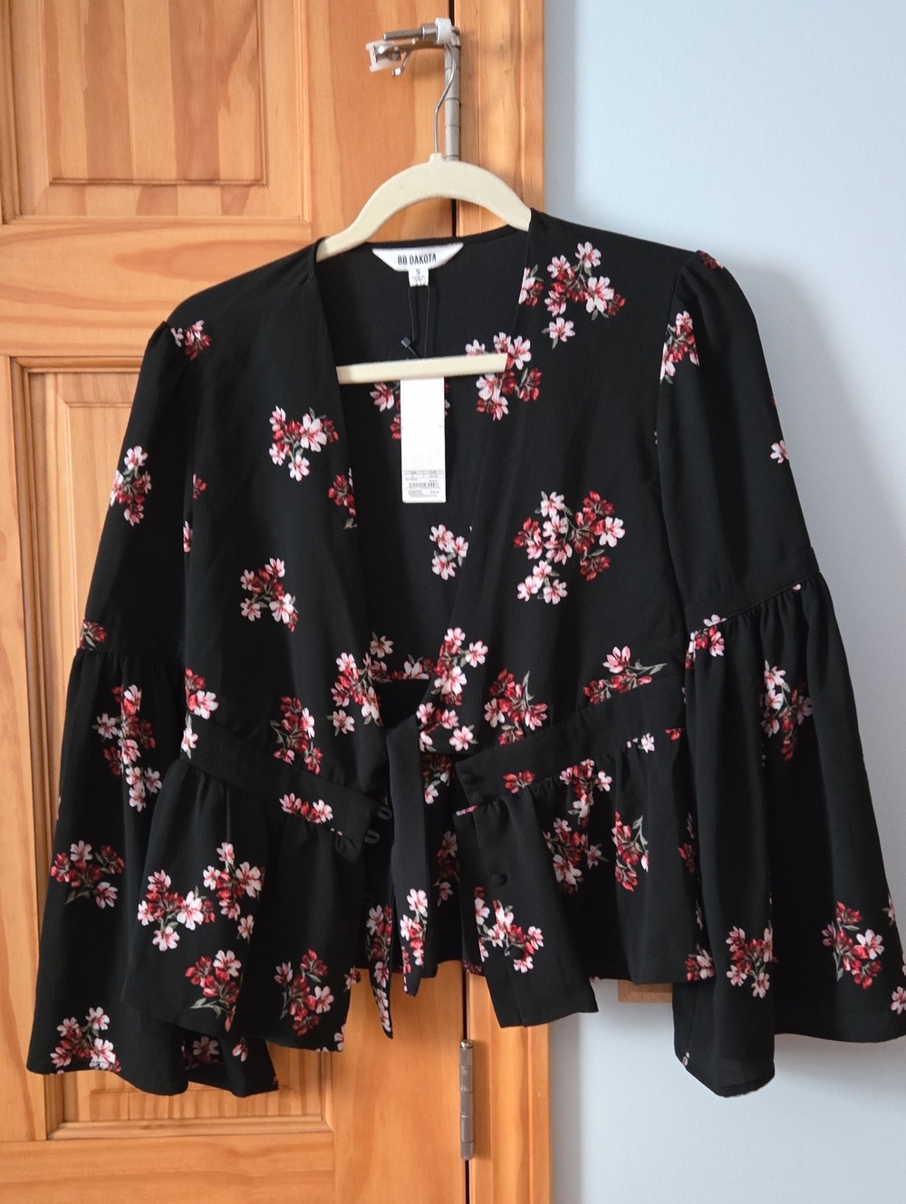BB DAKOTA SIZE SMALL Black Floral Tie-Front Peasant Top NWT